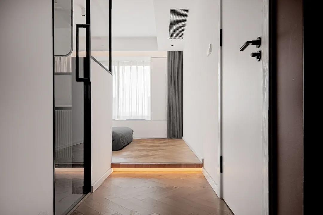 年轻夫妻的90㎡三居室,半开放式厨房、衣帽间、地台床