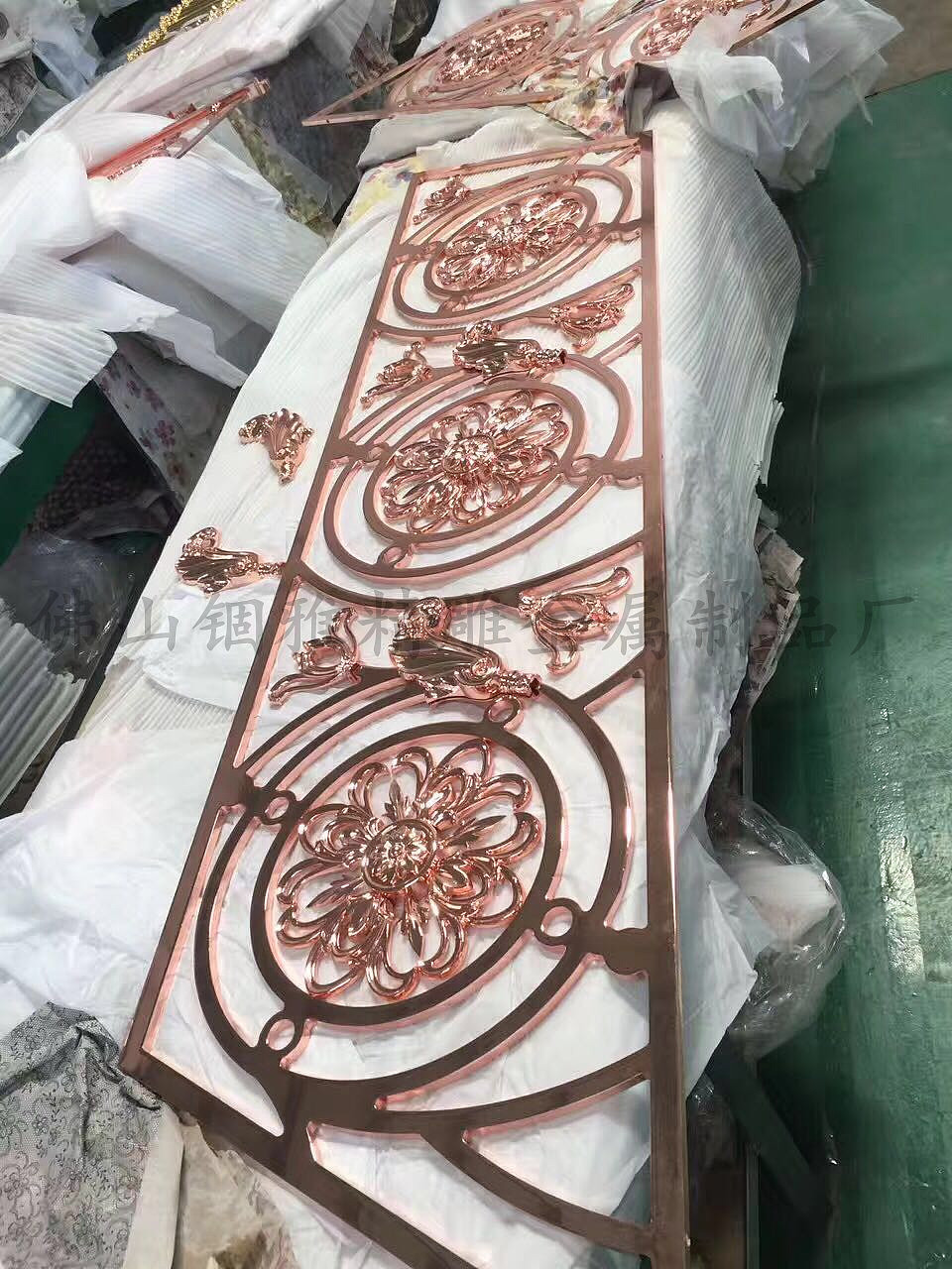 今年流行别墅楼梯护栏装饰镜面玫瑰金郁金花款式铝雕花