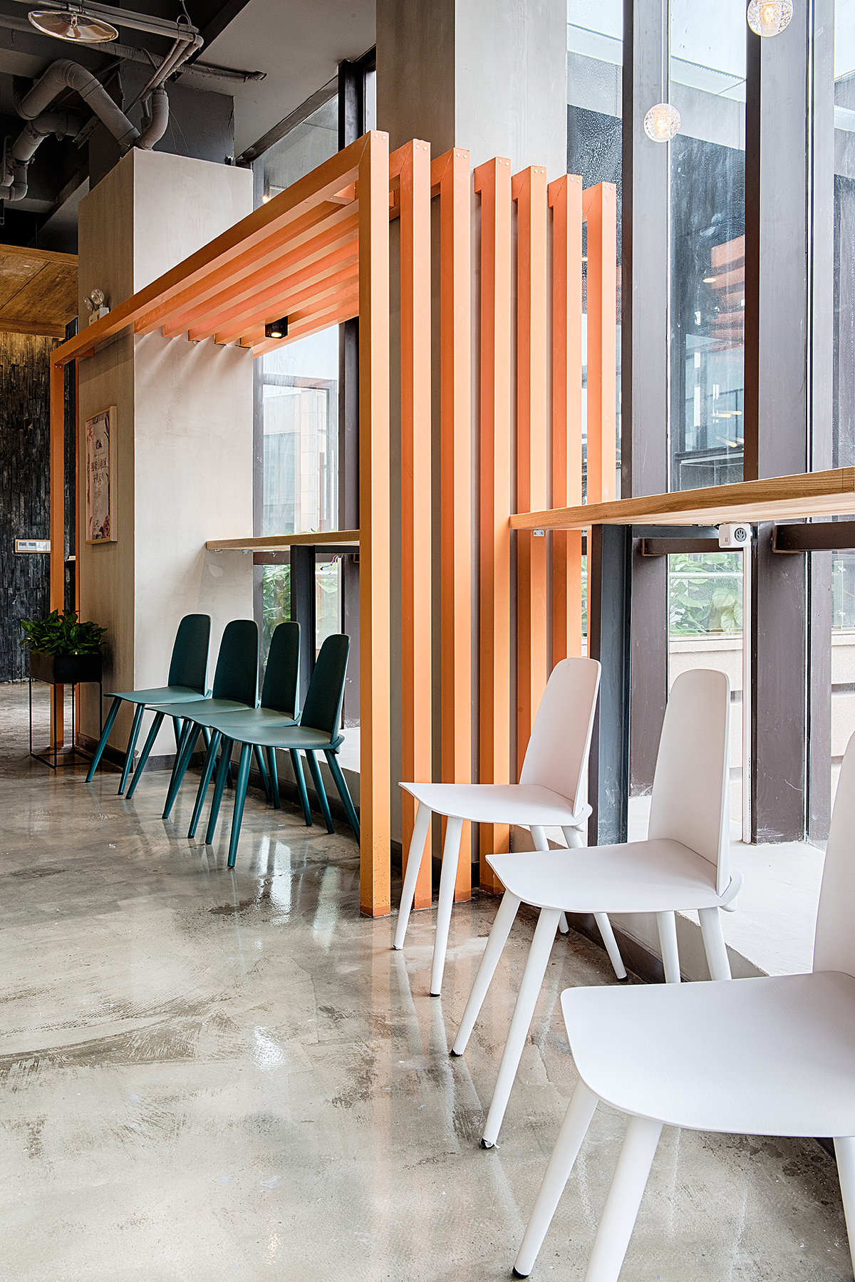 大厅处做了橱窗展示,墙上的圆形花纹,灵感来自于孩子们跳舞时旋转的裙摆,五颜六色,和衣架上舞蹈服装相互相称。将大厅延伸进教室内,同时让每个来到的这里的人一目了然,一把吸引住目光,打造空间的一大亮点。