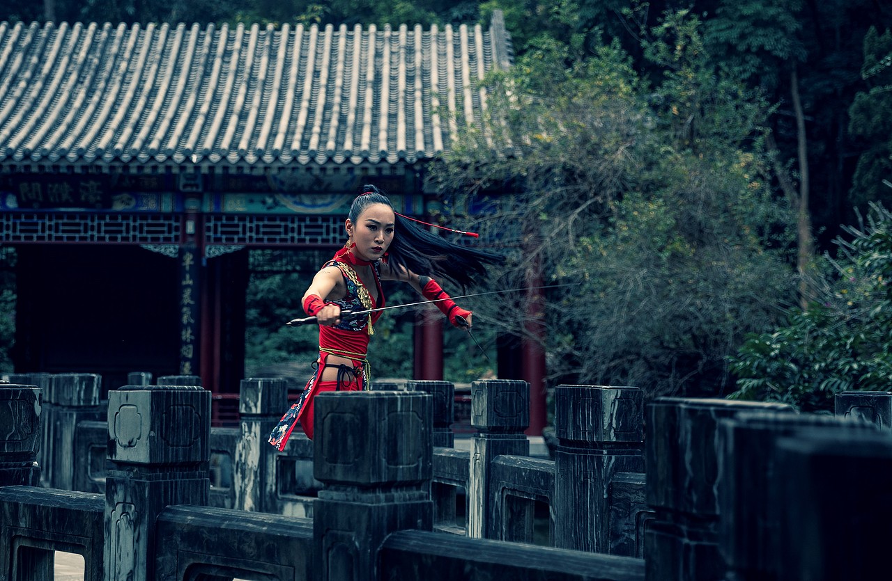 一匹黑马 丨 性感侠女