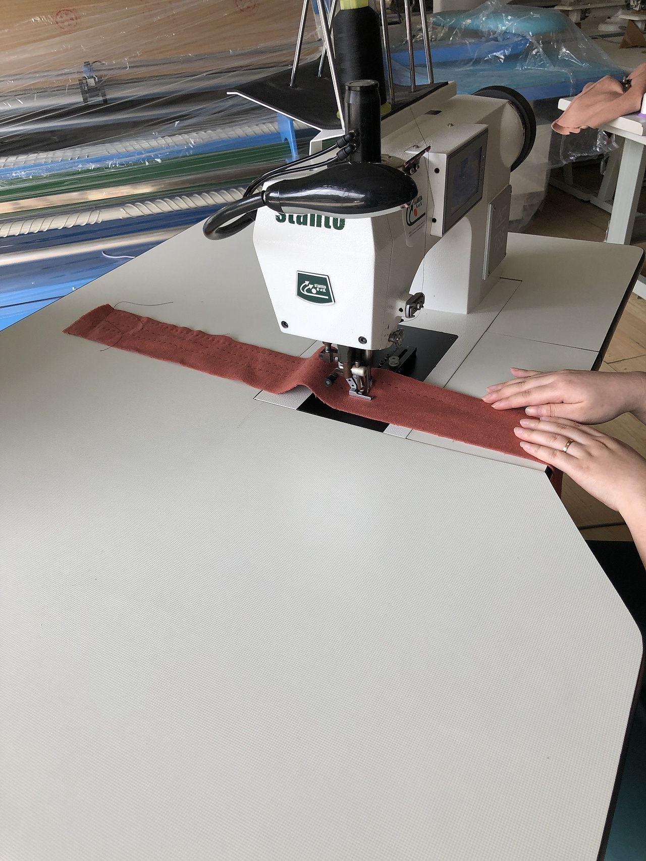 拱针机,珠边机,贡针机。仿手工珠点线迹机器。