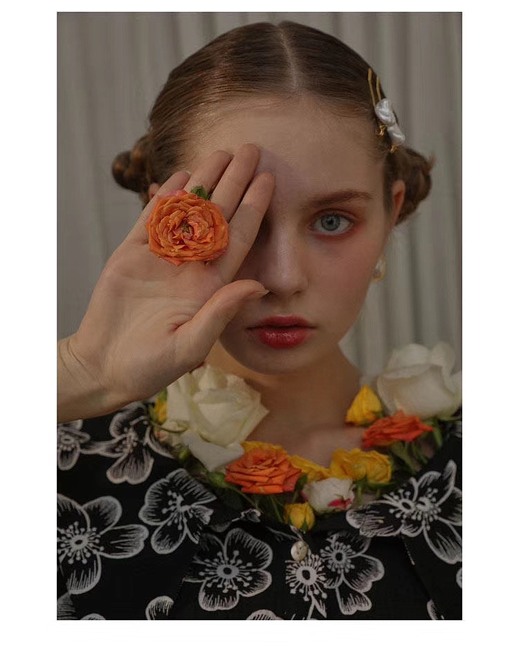 北欧复古油画少女外模拍摄 甜美饰品箱包模特 女秋冬装