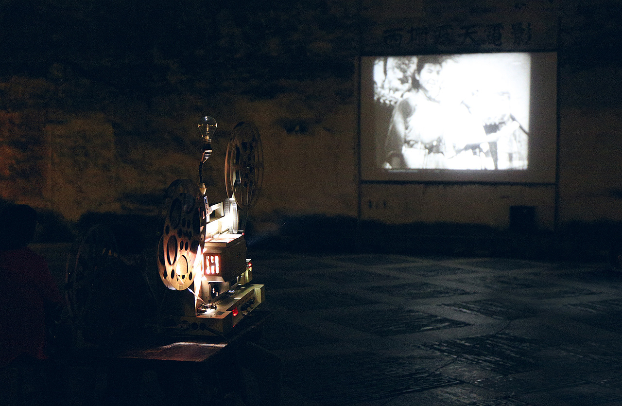 露天电影,居然还有这么古老的胶片放映机,实在是屌!