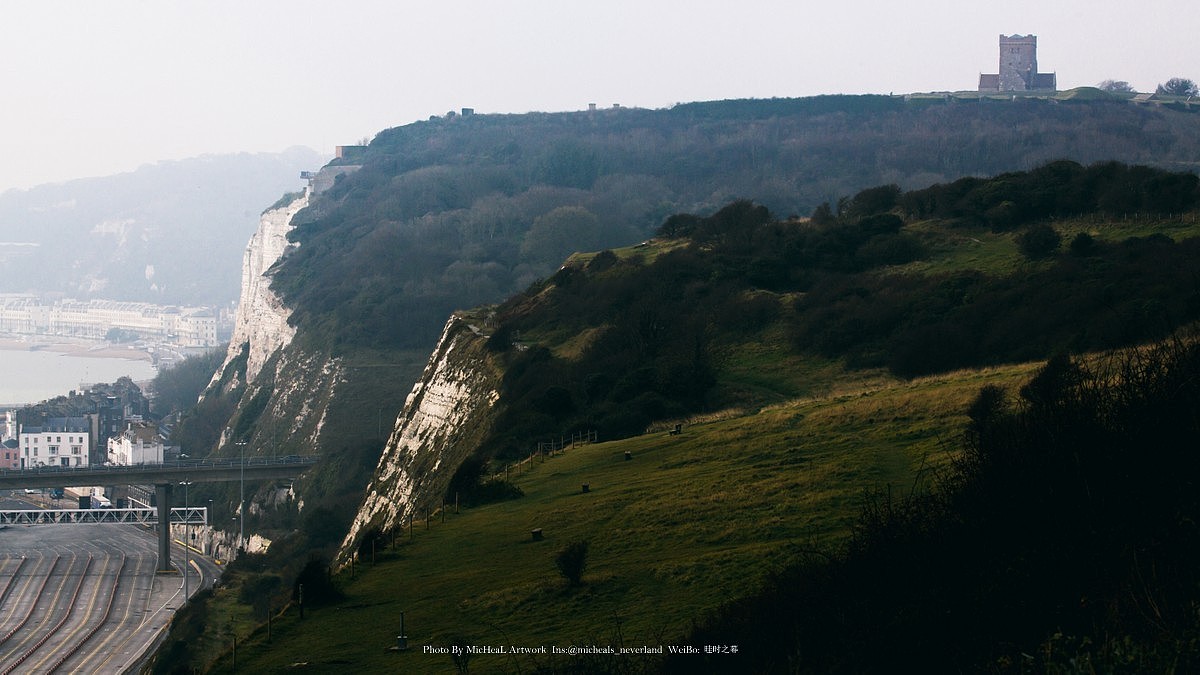一路步行爬山，觉得走的差不多了回头一望感觉也没多远……倒是天色作用下的多佛尔城区显得有些朦胧了。继续走~！