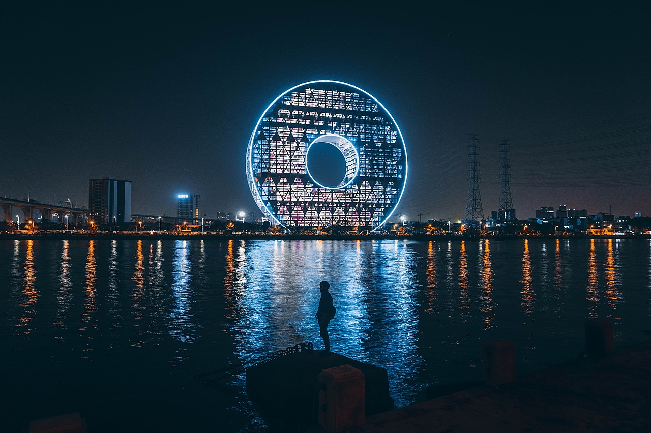 广州圆大厦夜景