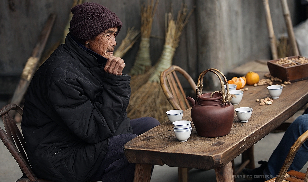 景宁四格村,蓝大爷在门口喝茶发呆.
