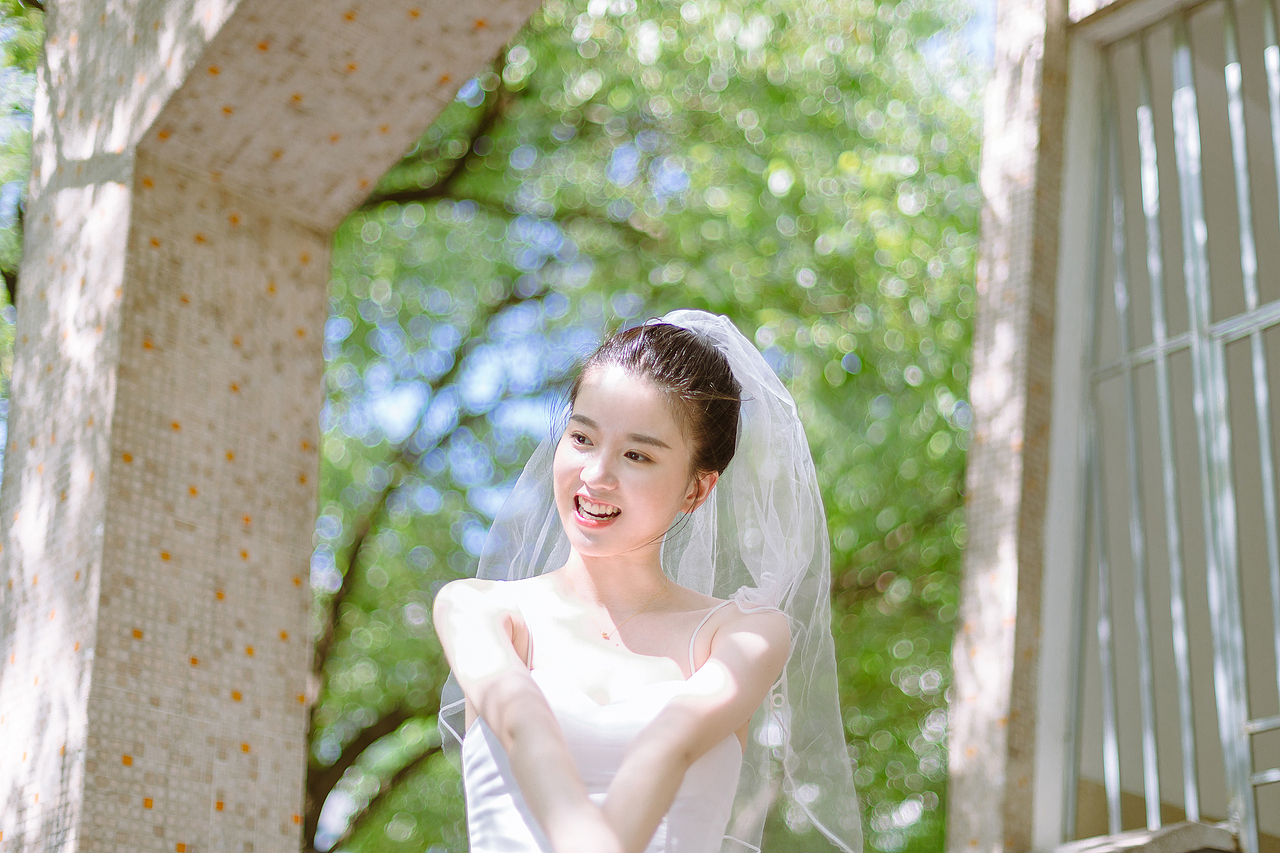 在夏天结束之前穿上小裙子拍照