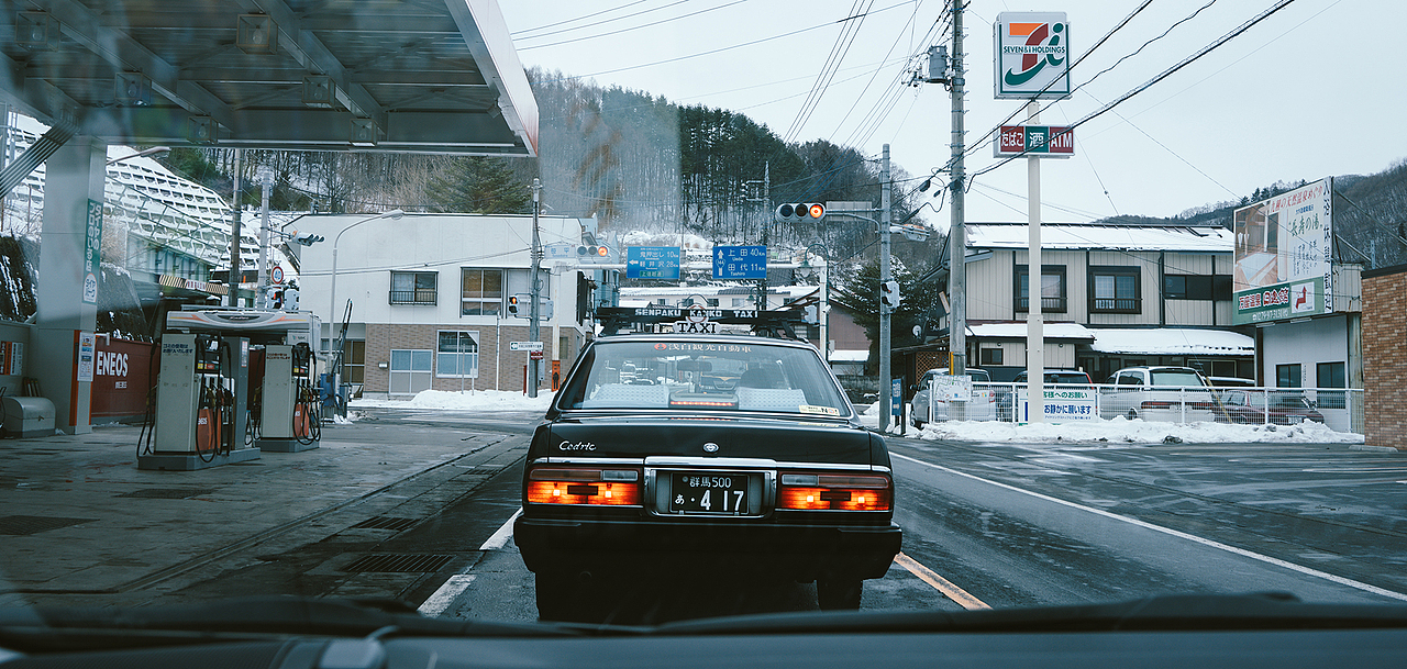 由于在鬼怒川停留的时间超出计划,期间开始下起大雪,行驶速度只能缓慢下来。幸好沿途的雪景让心情有所升温,一群南方人终于又可以放飞自己大肆舔栏杆了(不是)!