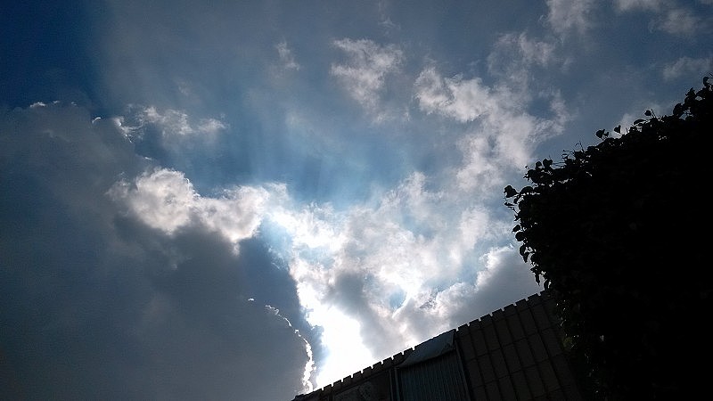 我是透过云层的那缕光