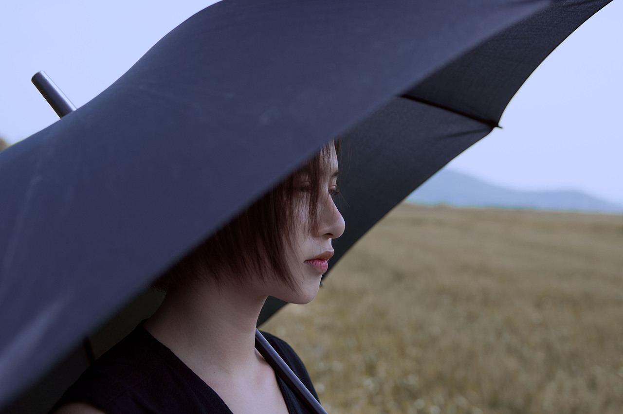 伞下又是一个雨天