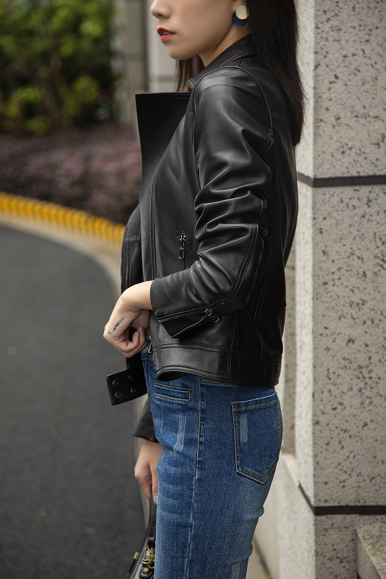 公司车库、楼下拍摄皮衣模特图