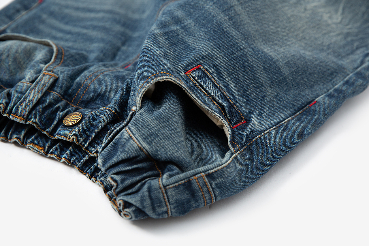 扭痕牛仔裤童装裤子服装静物白底产品拍摄图