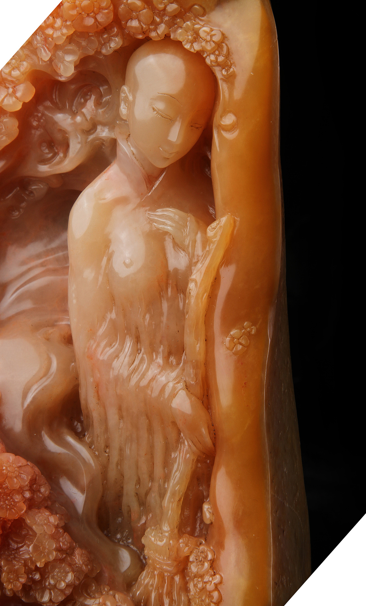 这件作品中女尼的雕琢分外精致,从五官到神态每一分均处理得恰到好处