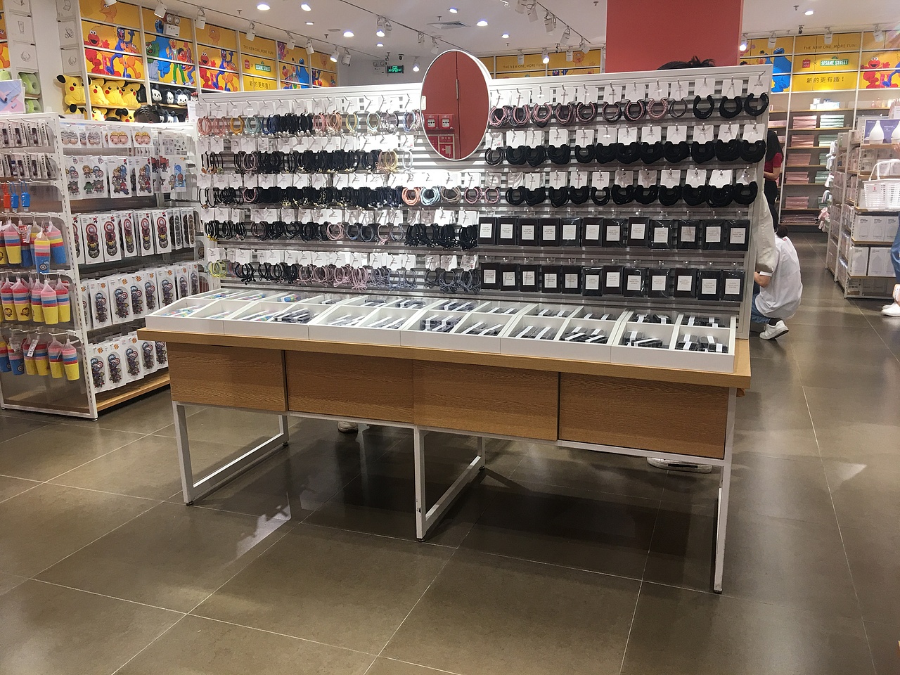 要想百货店饰品店精品店生意好选择名创优品货架