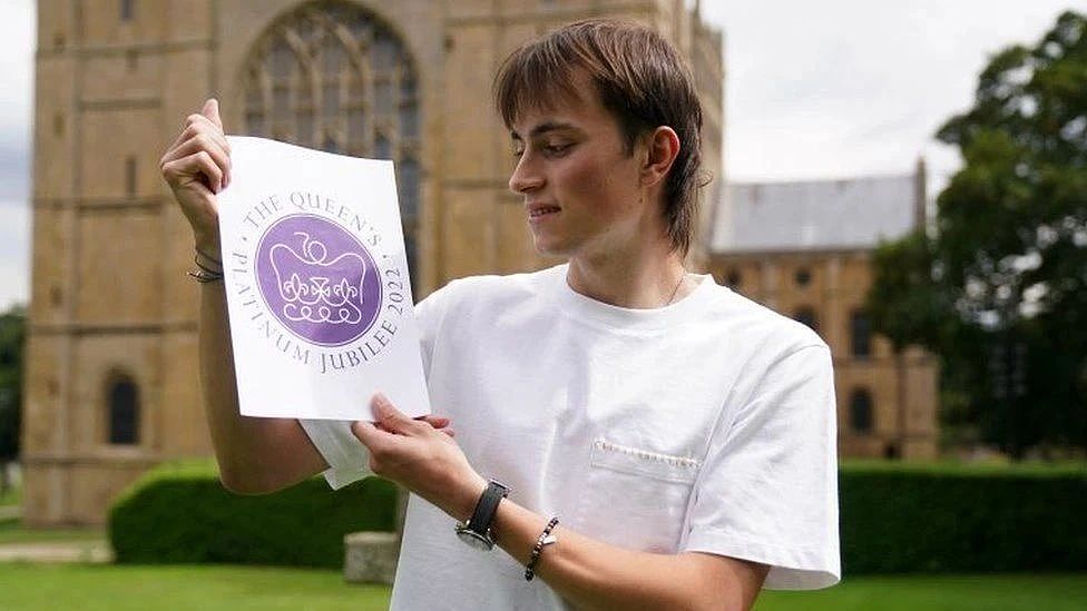 雄鸡凝视图占金鸡奖海报投票第一 确定这是认真的?