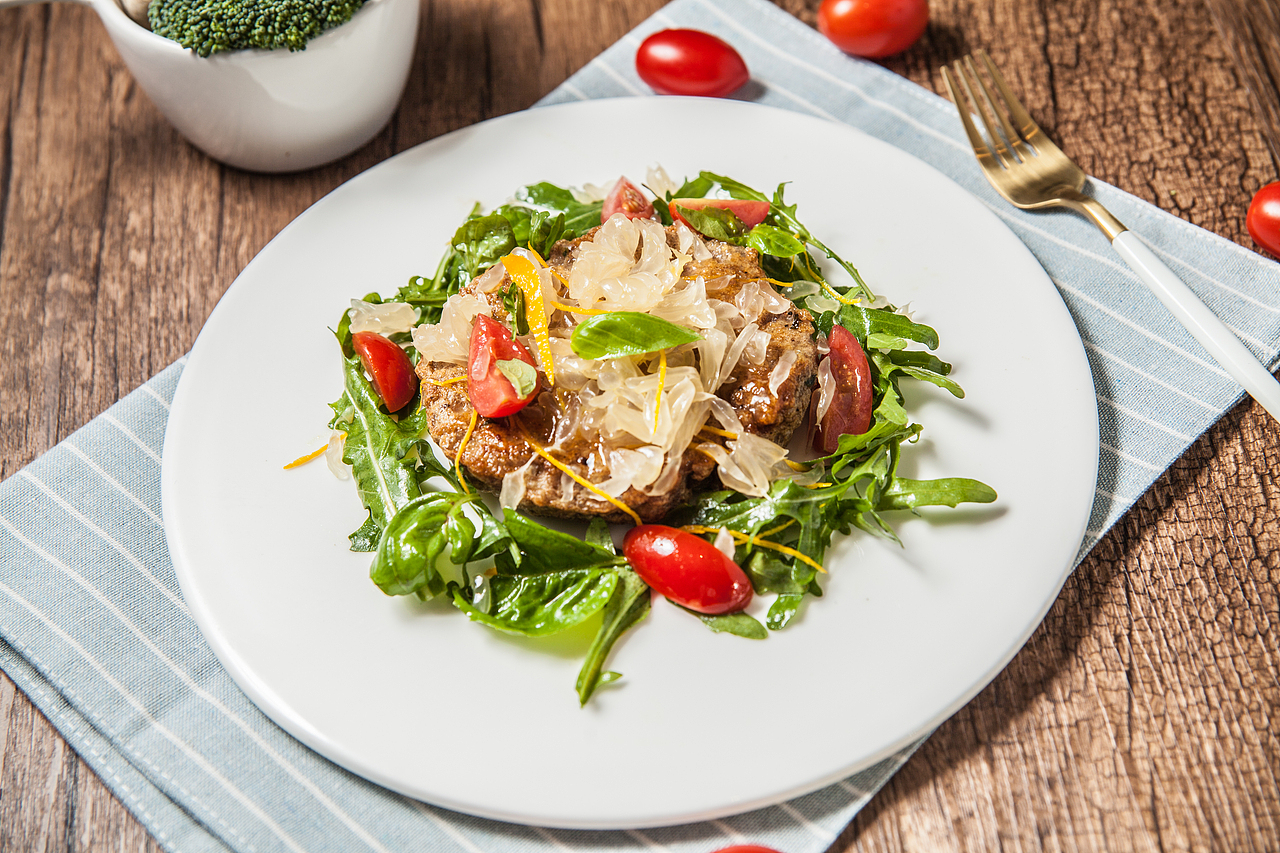 香煎泰式肉饼配柚子和生菜