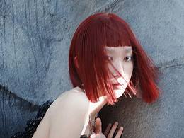 在山上拍照的女孩