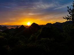 夕阳下的山峦
