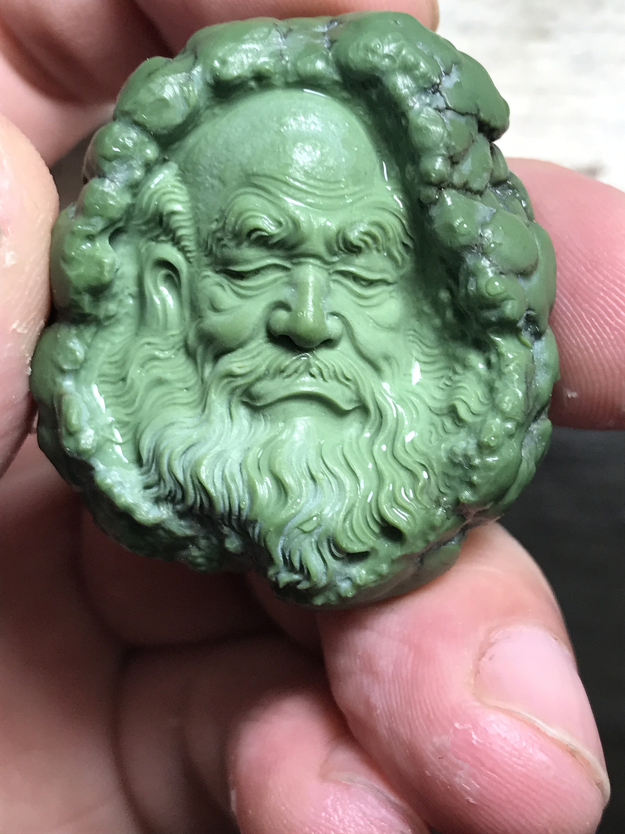 采用苹果绿原矿绿松石材料,精工雕刻.