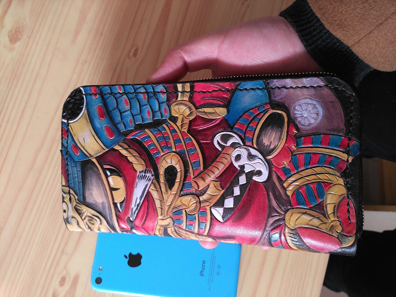 武士猫皮雕拉链包（图ZNjc1NTE1MjA=） - 工艺品设计 - 站酷设计师Mroz原创素材 - 站酷ZCOOL