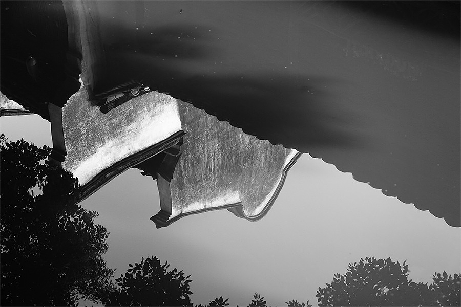 建筑在水中的倒影。