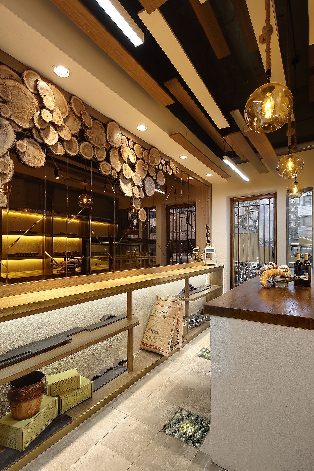 墙面茶镜增加空间层次感·mirrors add a sense of spatial hierarchy