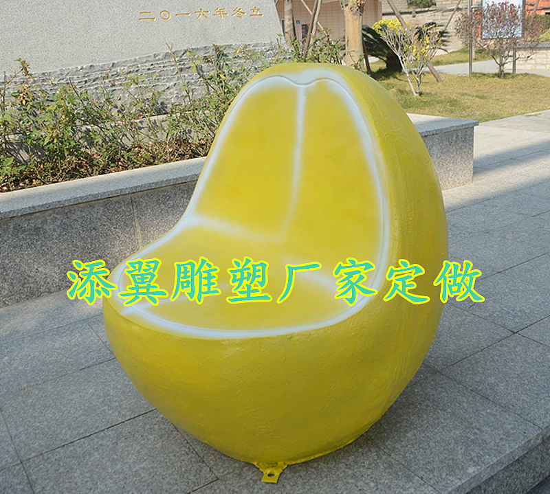 打造水果王国的景区肯定会有玻璃钢菠萝造型休闲椅雕塑