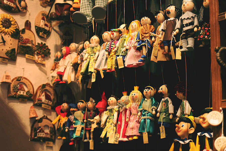 捷克随处可见的吊线木偶。