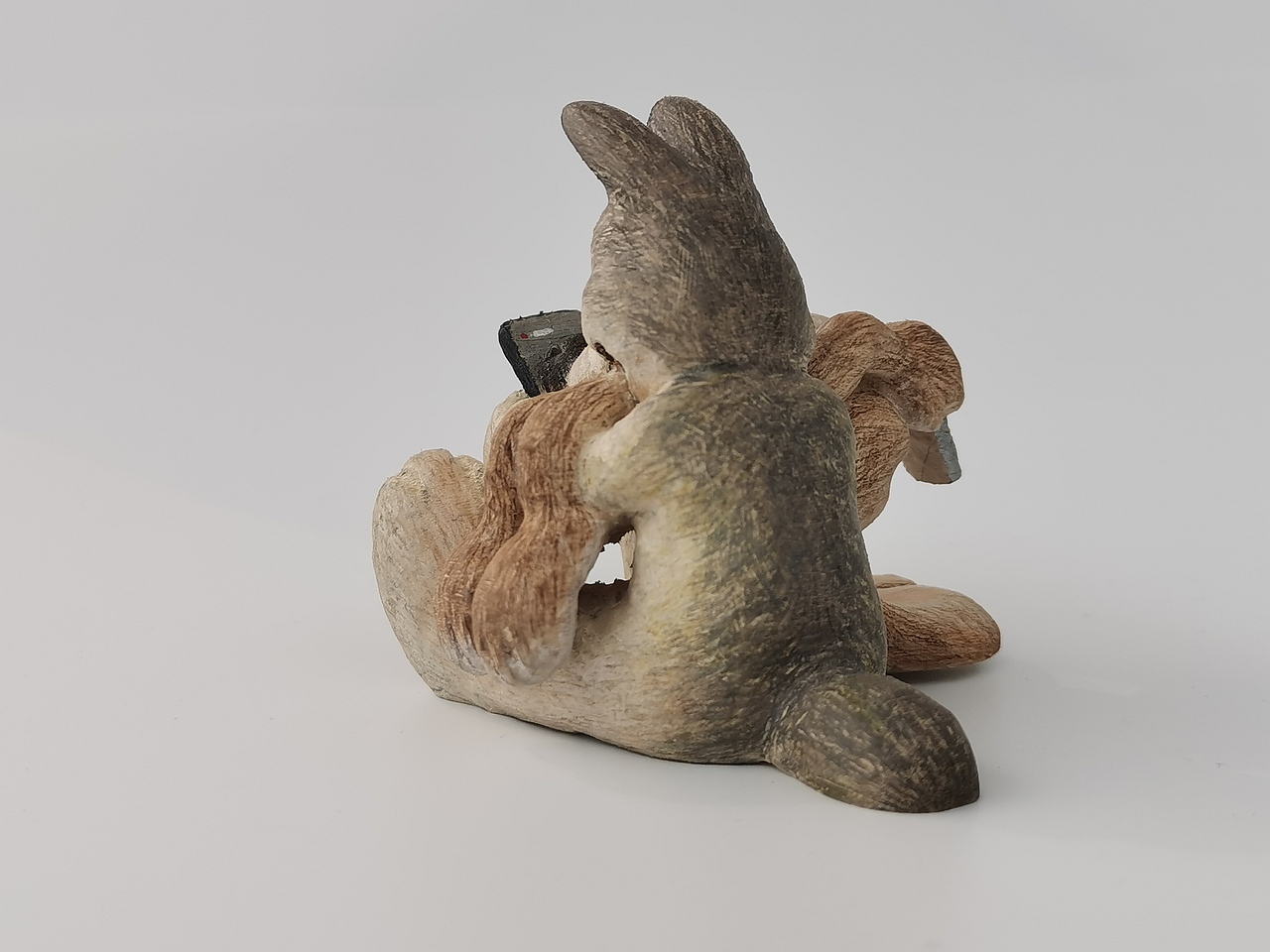 创意木雕“手机狂热”——当动物们也玩起了手机