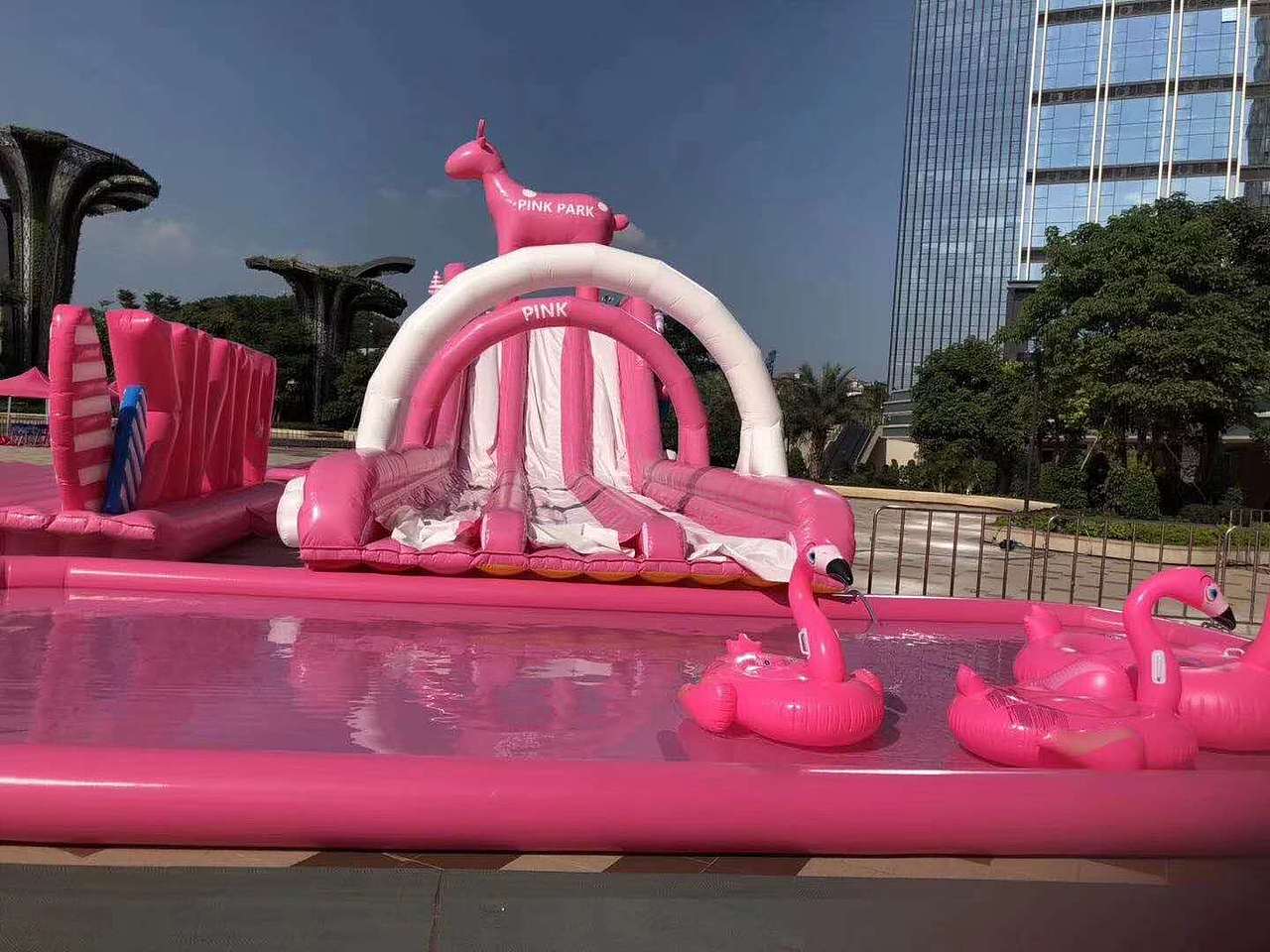 粉色嘉年华大型粉色水上冲关粉色滑道水上乐园租赁