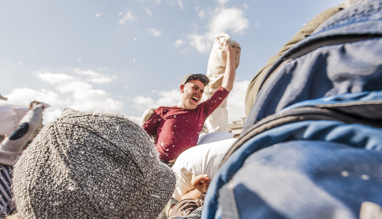 World Pillow Fight Day. London（图ZOTg4Nzg3Mg==） - 人文/纪实摄影 - 站酷设计师秋千上的树叶原创素材 - 站酷ZCOOL