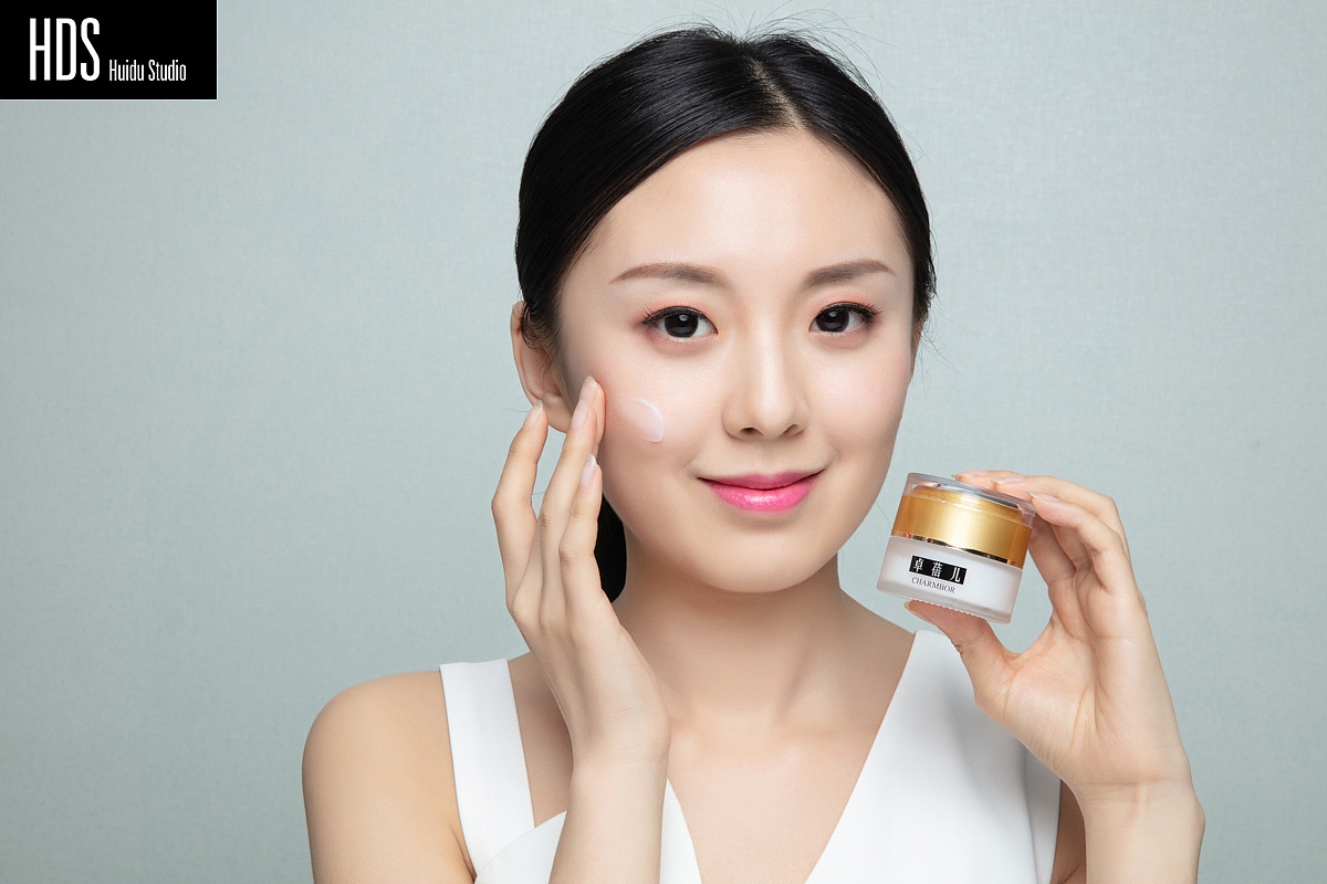 护肤品保湿霜模特试用展示拍摄