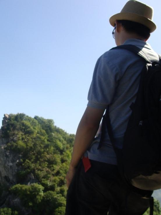 美好的景致才刚刚开始
沿小路向上<br>一路上 开阔的远景总是让我逗留<br>面对这样的壮美<br>你常常会忘记自己的存在<br>在大自然面前 人是如此的渺小 微不足道<br>还有什么放不下<br><br>