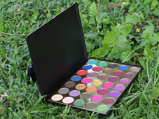 化妆品--多色眼影（个人主页-ZNTA3NDEzMjA=） - 产品摄影 - 站酷设计师jepson377原创素材 - 站酷ZCOOL