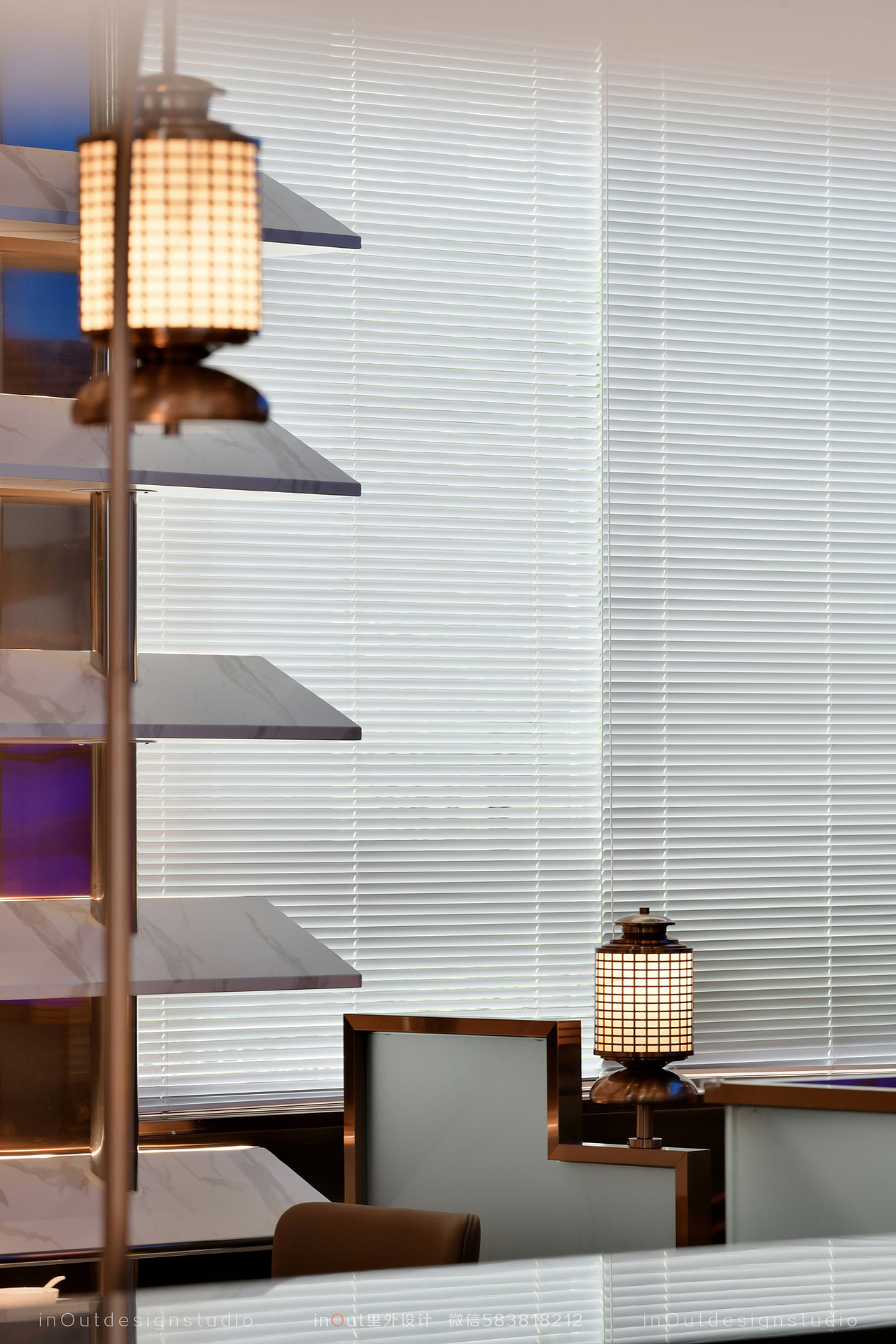 光与影营造出虚实变化，也使区域间连接出朦胧，时间因此可以随动线流淌。
Lights and shadows create virtual-real mixture feeling and blur the connection among areas. In this case ,time seems to flow along the moving line.