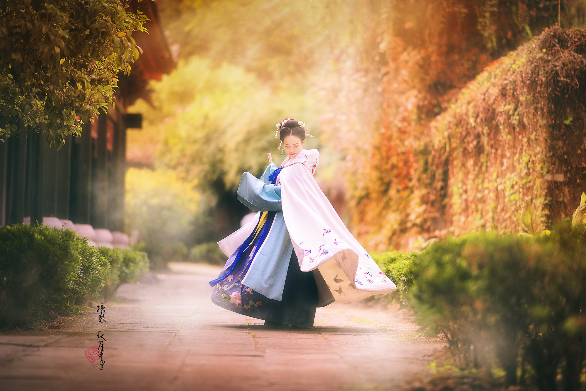 摄于横店秦王宫,清明上河图的汉服人像|摄影|人像摄影|秋月半弯_原创