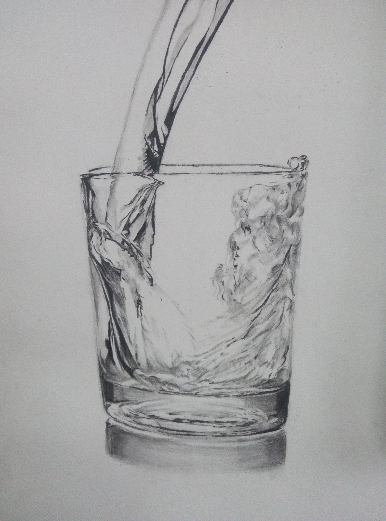 素描静物道具图片透明玻璃杯子、西红柿和葱组合-普画网