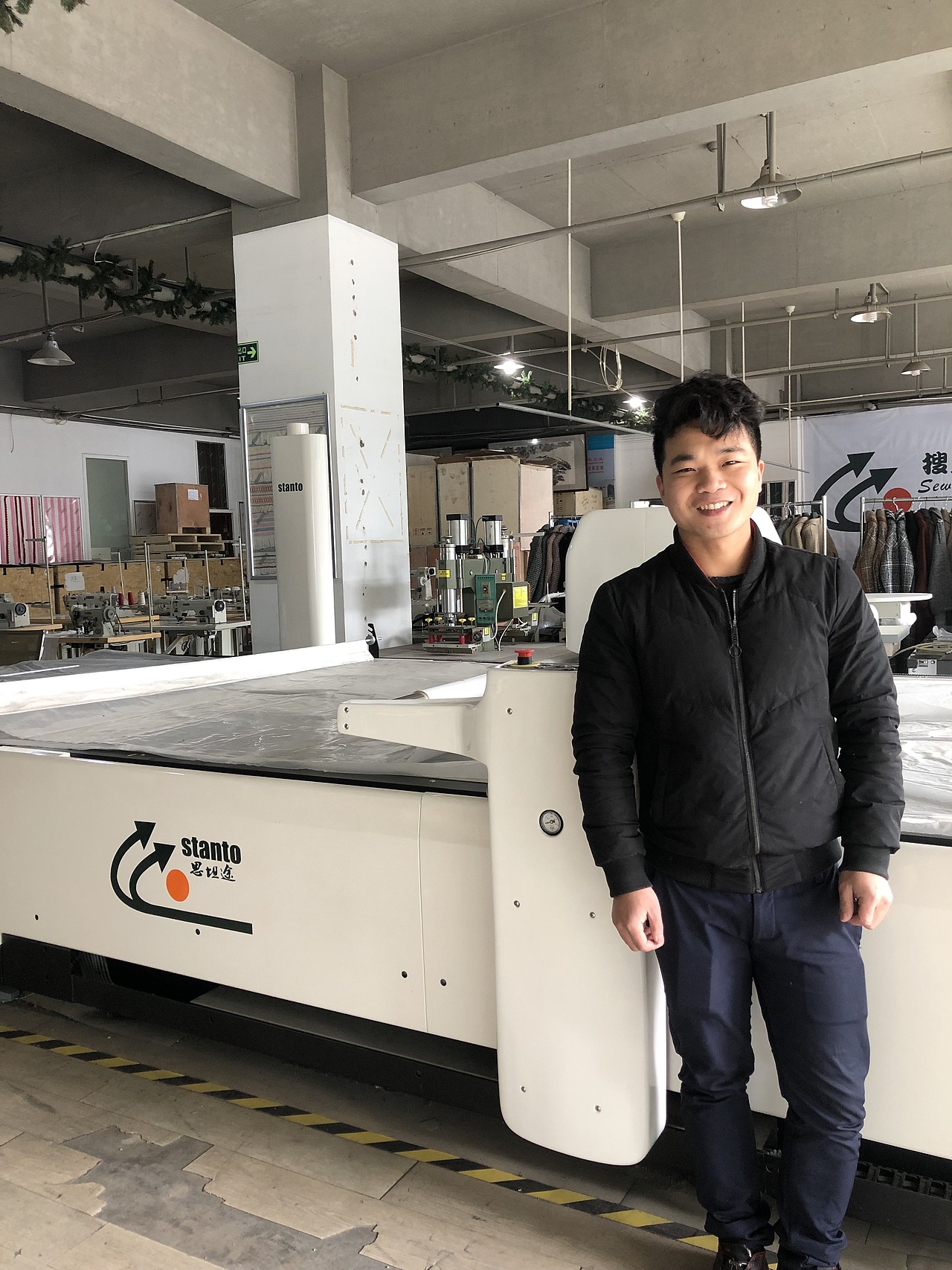 自动裁床,自动化裁剪设备,自动化服装裁剪车间