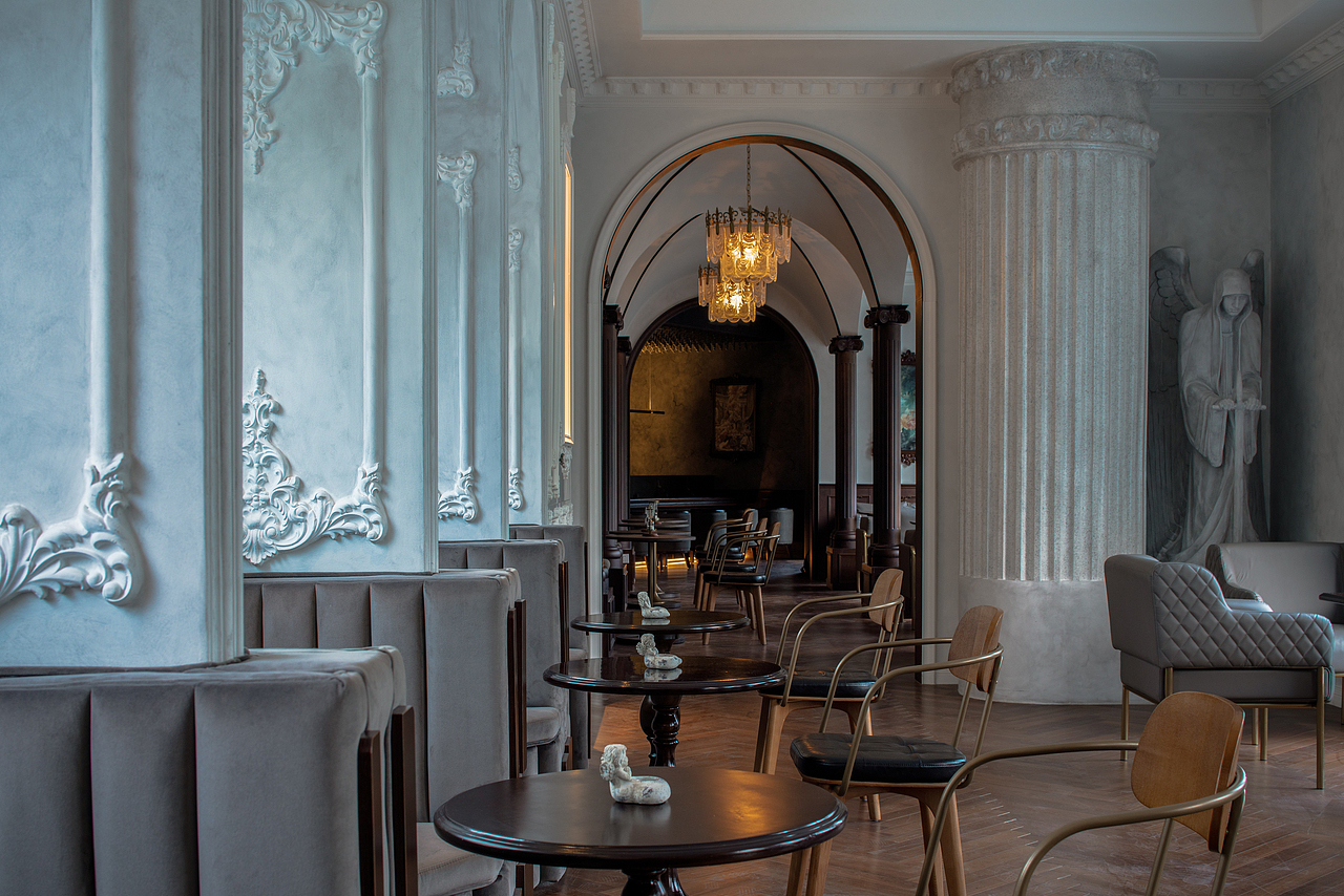 如果说横向空间是一览无余的展现，那么纵向空间则是层层递进的深入。内部空间色彩由浅至深，更大限度的赋予空间层次感。Wine Bar借鉴画作式的纵深场景营造，以墙为“框”，让景在空间中缓缓铺陈。把欣赏方式由静态的“可望”转变为动态的“可游”；步移景换，情随境迁。