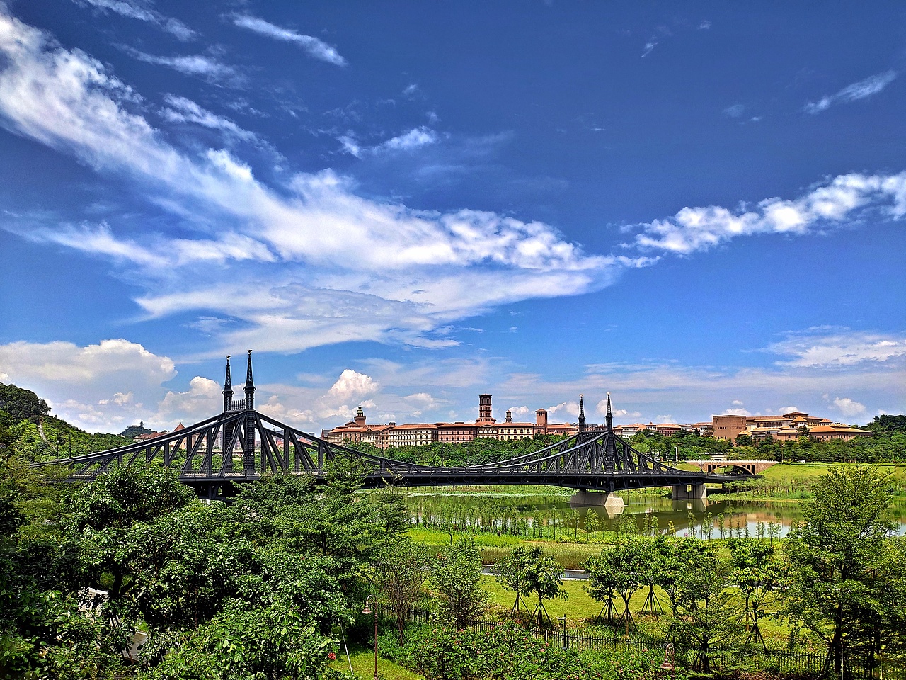 松山湖华为欧洲小镇溪流背坡村