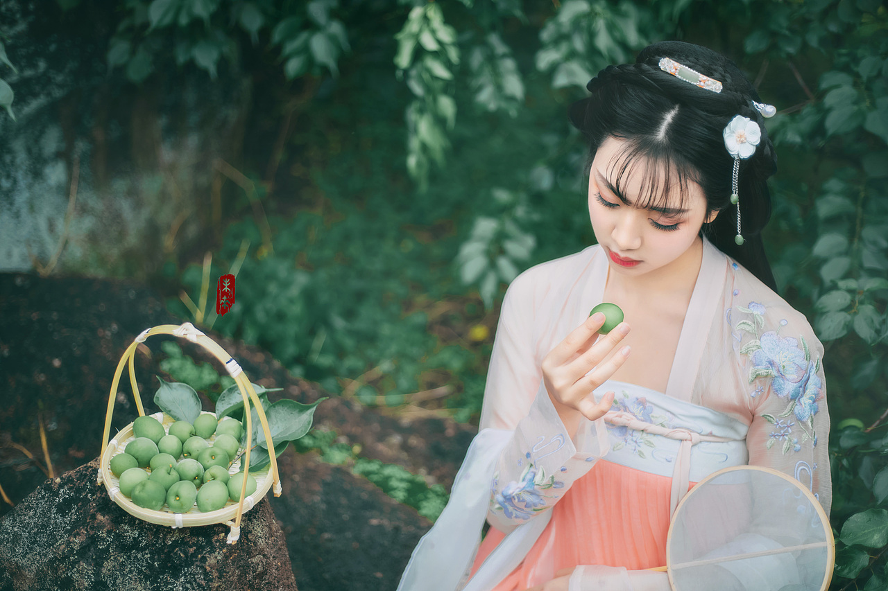分享收藏春园标签汉服古风下雨美人青梅添加表情喀什的天空摄影-人文