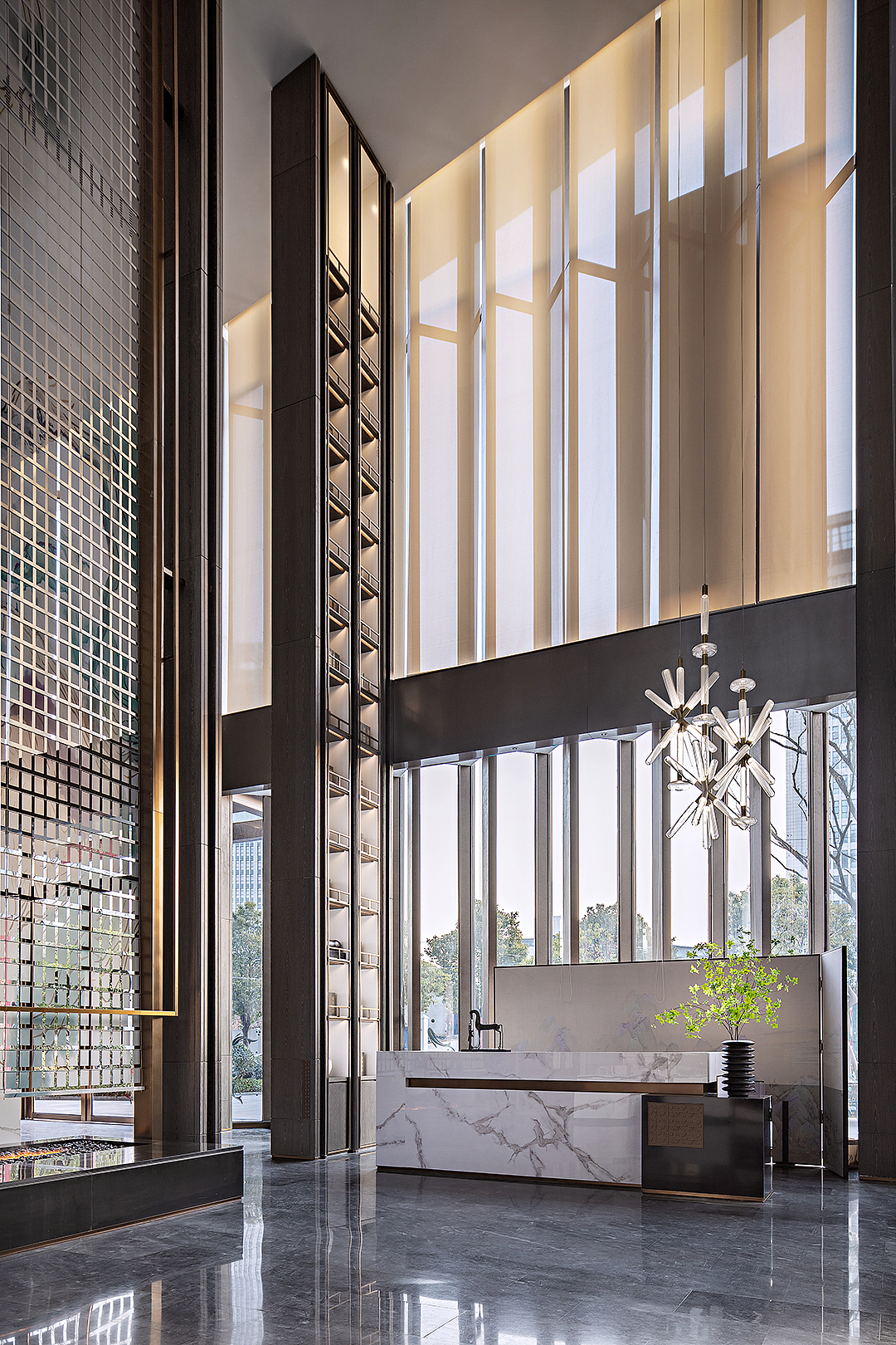 大面积的玻璃幕墙将充裕的自然光和室外的绿色景致引入室内，即拉进了建筑与自然的距离，亦诠释了山水的诗意。清新绿植点缀其中，与室外景致相互映衬，实现空间与自然的互通共融。