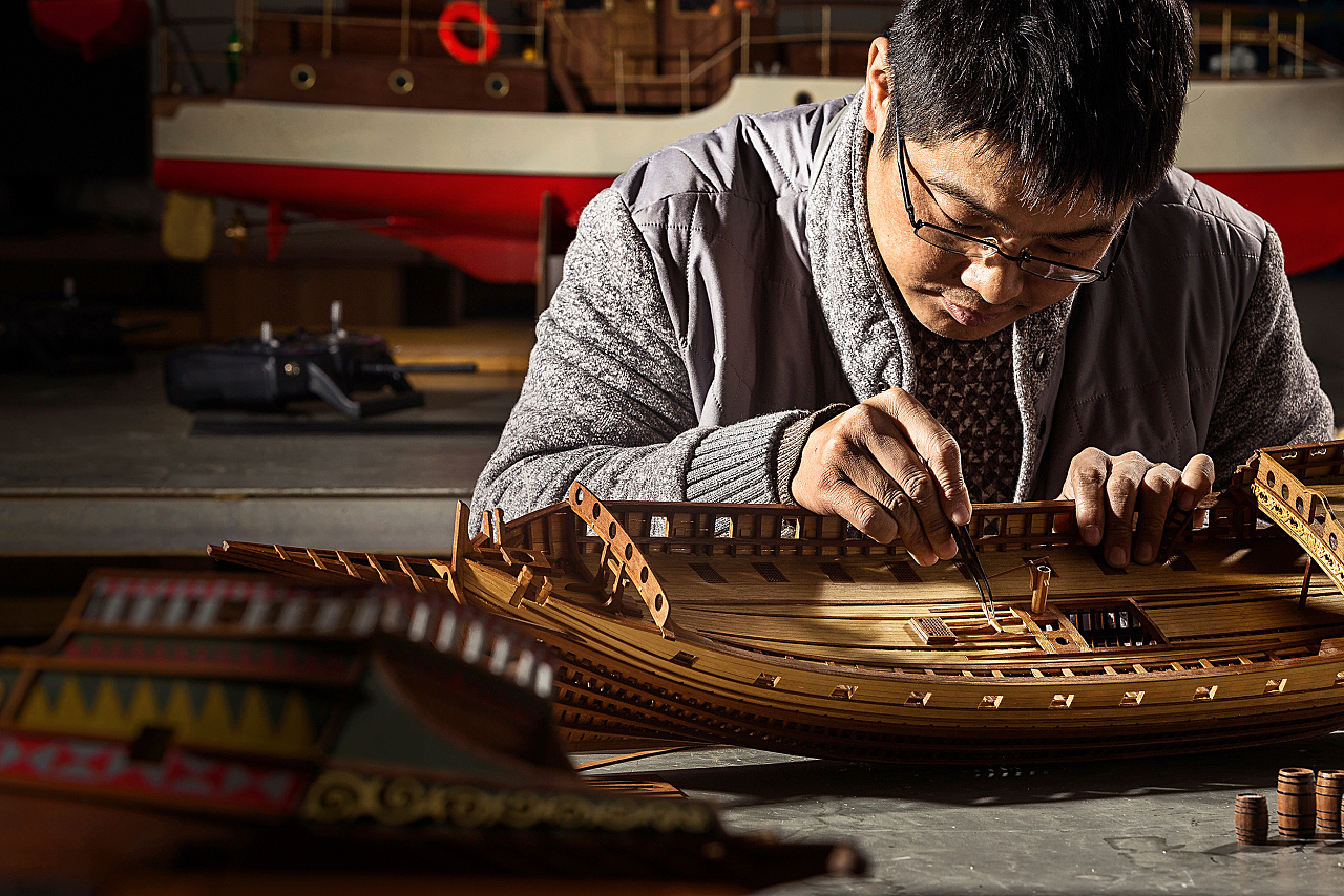 复原黑珍珠号五月花号的手艺人木制船模制作