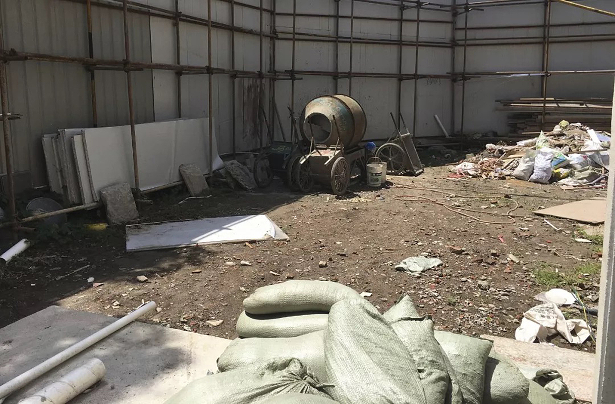 去时建筑正在做翻新,现场堆满了建筑垃圾,没有绿化区域,没有明确的功能区域划分。根据业主家要求,需增加硬质铺装方便停车,提供木平台做休闲娱乐区域,种植景观植物供观赏。