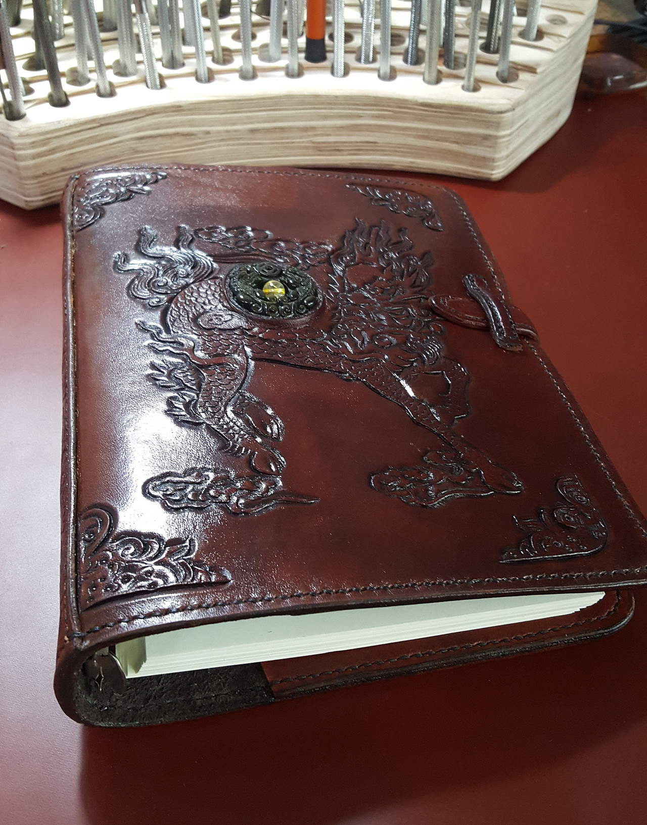 黑曜石镶嵌配雕花麒麟花纹专属定制头层牛皮笔记本