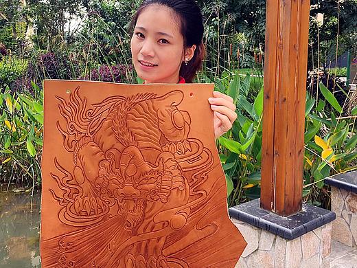 鑫渔皮艺不规则形素色纯手工皮雕貔貅挂画