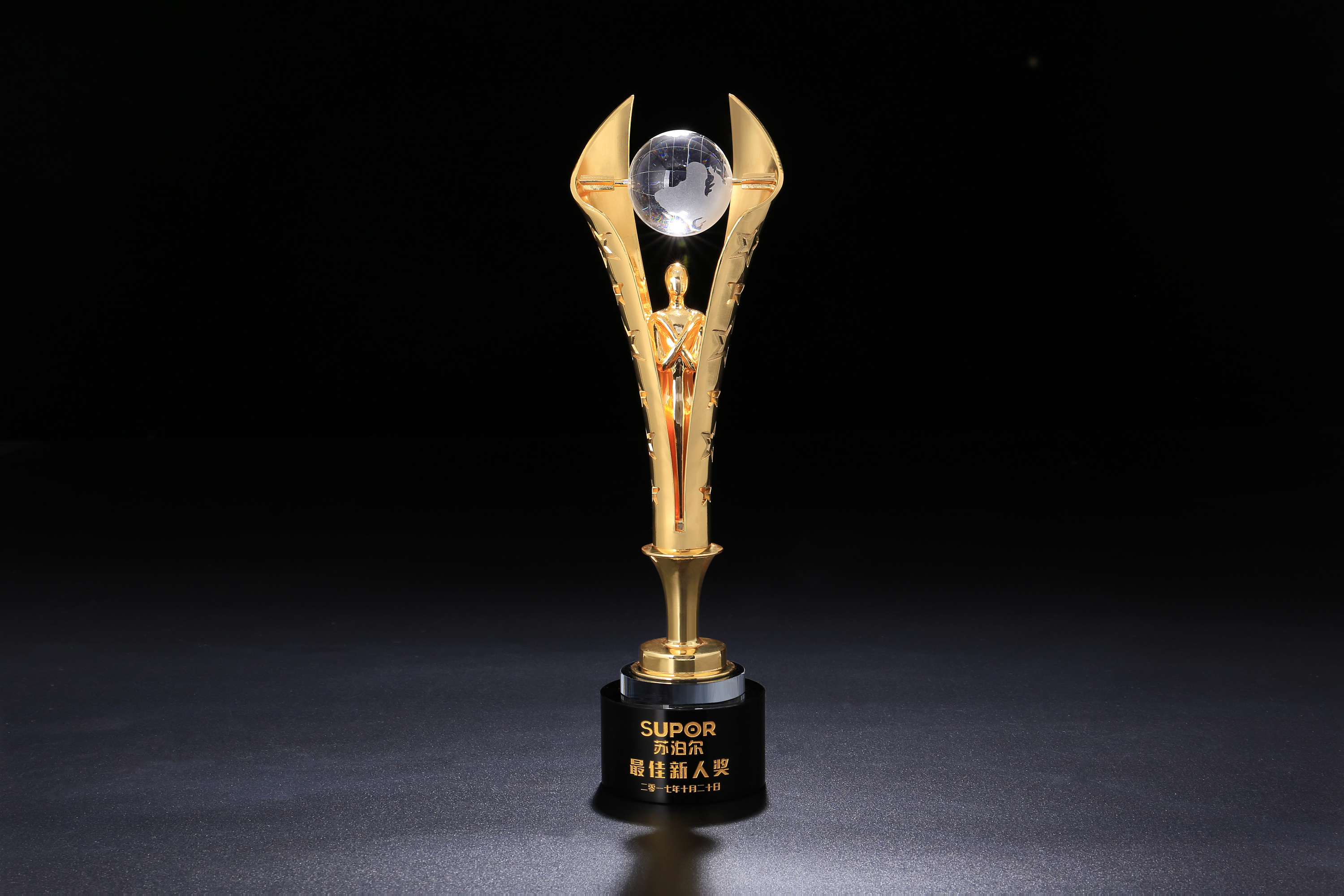 金属奖杯黑底拍摄|摄影|产品|linchunjianlike - 原创作品 - 站酷