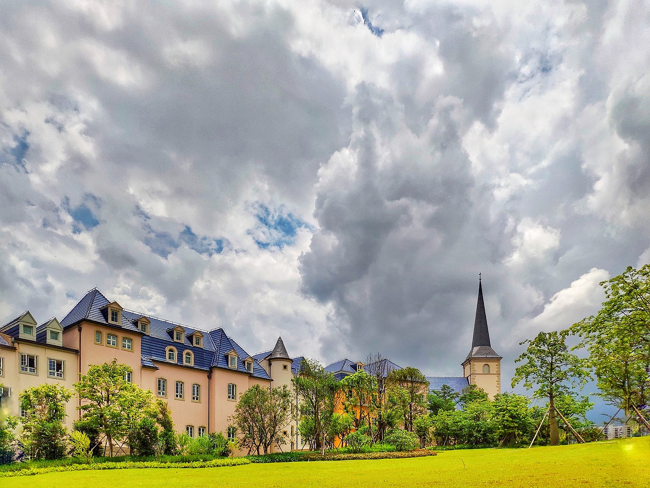 松山湖华为欧洲小镇溪流背坡村