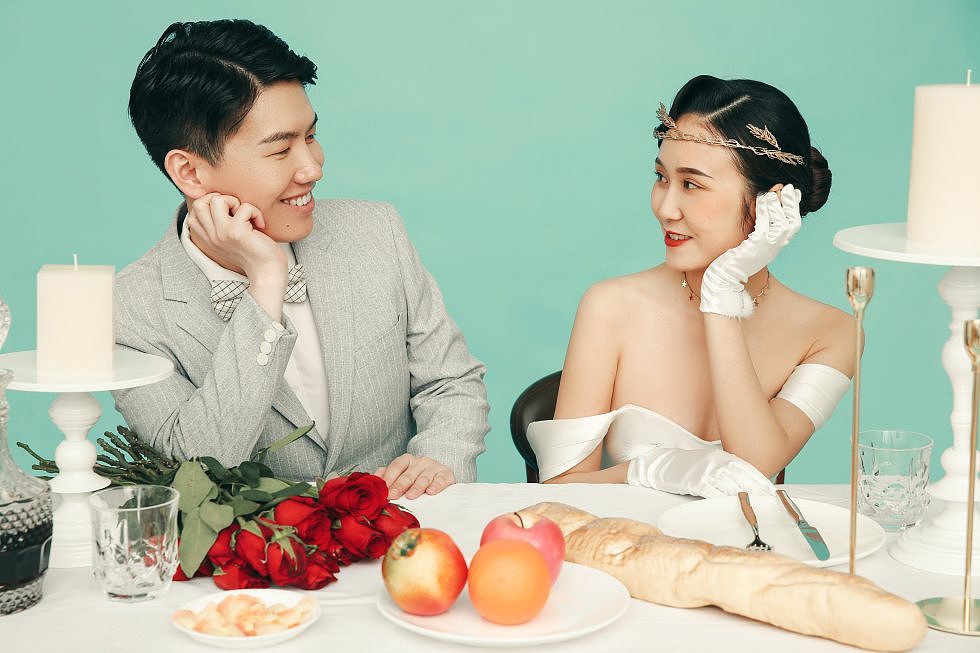 简约风格的乌鲁木齐室内婚纱照客片分享（图ZMjMyMjAyODg4） - 人像摄影 - 站酷设计师新疆四仟纪摄影原创素材 - 站酷ZCOOL