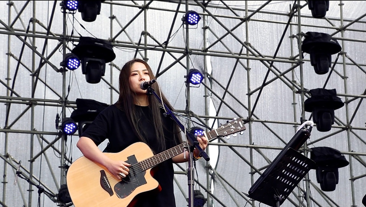 只是那天阳光刚好
<br>风都是棉花糖的味道<br><br>你留着一头漆黑的像从浓墨的夜中染出的长发<br><br>背着一把声音清脆的吉他<br><br>这位美丽的姑娘<br><br>就是这些刚好<br><br>让我爱上了你